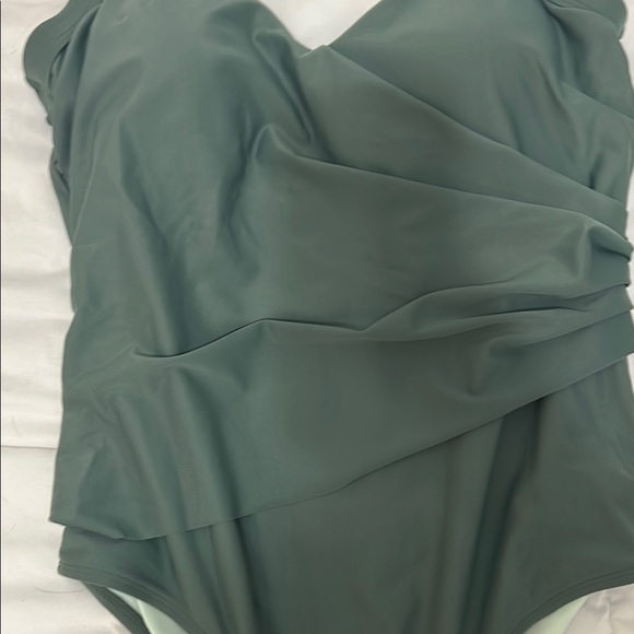 Cupshe Ruched Halter Swimsuit size medium green one piece bathing suit - Picture 4 of 9